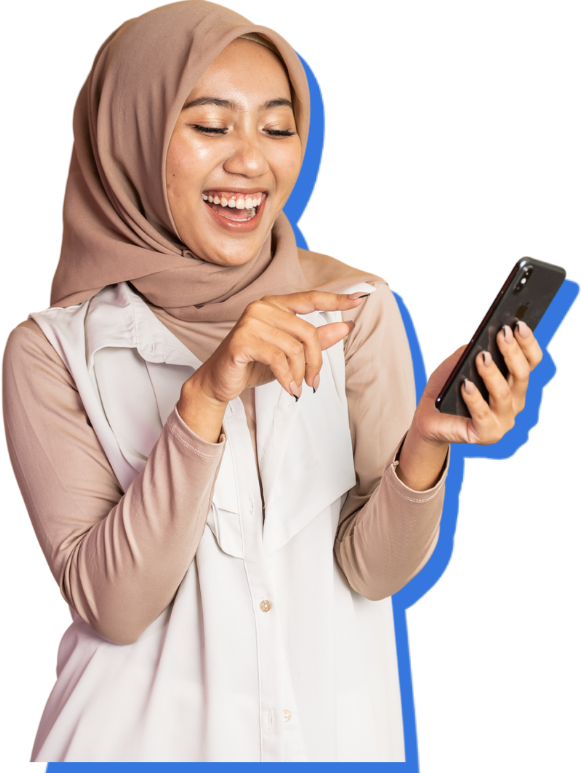 seorang perempuan menunjukkan ekspresi senang karena omset meningkat