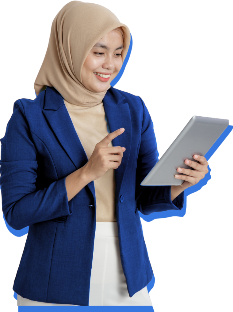 Seorang perempuan mengecek fitur-fitur yang ditawarkan